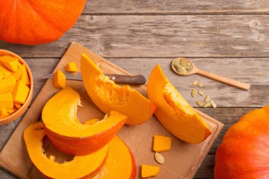 ahşap tahta üzerinde kabaklar