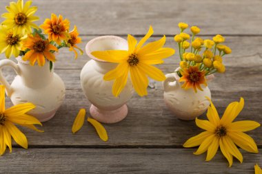 Sarı çiçekli natürmort