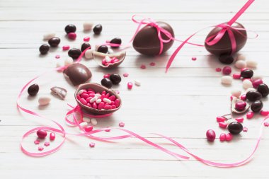 Tahta arka planda çikolatalı yumurtalar