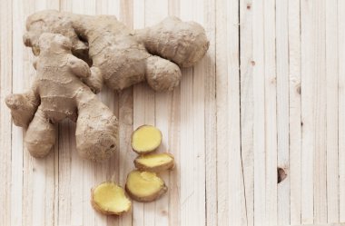 Ahşap arka planda kızıl