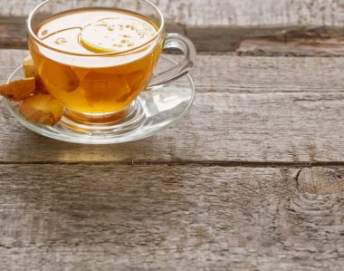 ahşap bir masa üzerinde zencefil çayı fincan