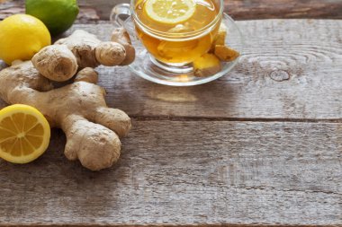 ahşap bir masa üzerinde zencefil çayı fincan