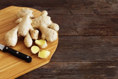 Ahşap arka planda kızıl