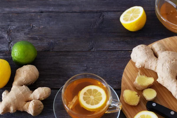 Kop gemberthee met citroen en honing op donker blauwe achtergrond — Stockfoto