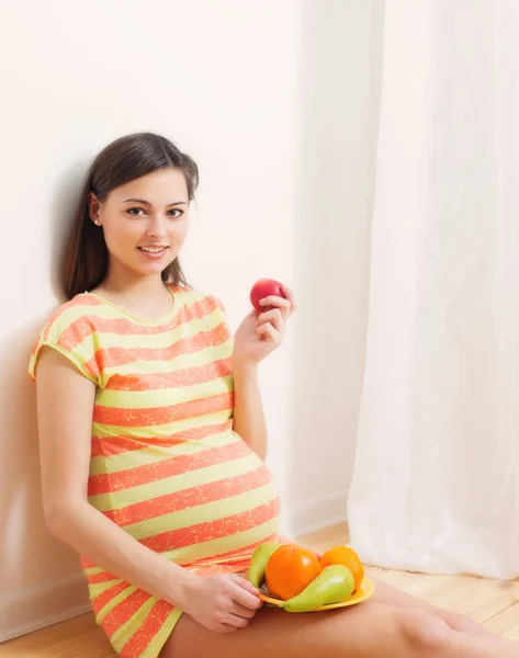 Mujer embarazada comiendo frutas — Foto de Stock