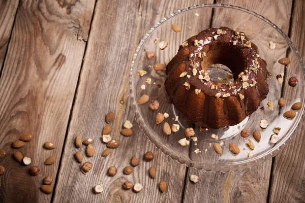 Gâteau sur vieux fond en bois — Photo