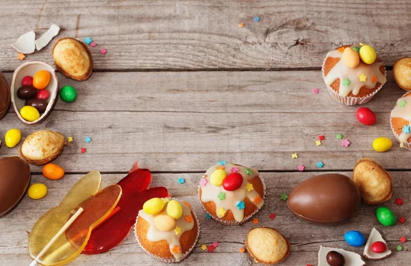 Çikolata Paskalya yumurtaları ve pasta ahşap arka plan üzerinde — Stok fotoğraf