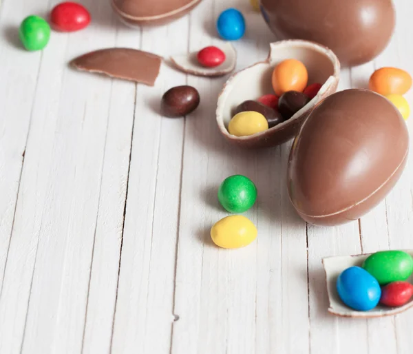 Huevos de Pascua de chocolate sobre fondo de madera — Foto de Stock