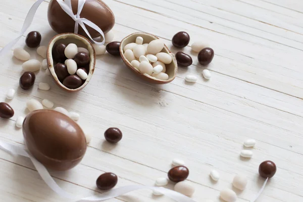 Chocolate Easter Eggs Over Wooden Background — Stock Photo, Image