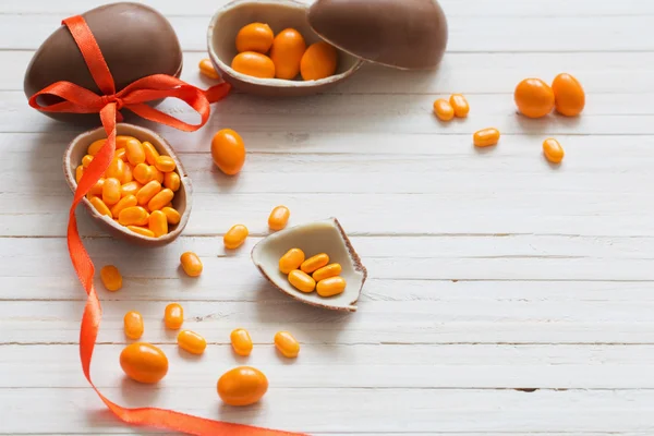 Chocolate Easter Eggs Over Wooden Background — Stock Photo, Image