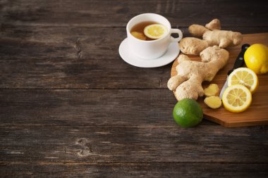 ahşap bir masa üzerinde zencefil çayı fincan