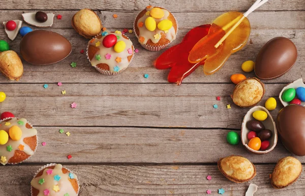 Schokolade Ostereier und Kuchen über Holzgrund — Stockfoto