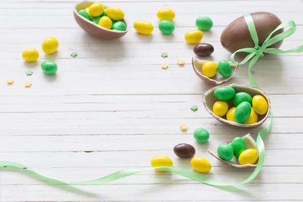 Huevos de Pascua de chocolate sobre fondo de madera — Foto de Stock