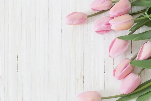 Belles tulipes sur fond en bois — Photo