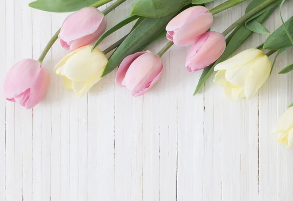Красивые тюльпаны на деревянном фоне — стоковое фото