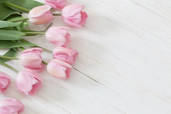 Belas tulipas no fundo de madeira — Fotografia de Stock
