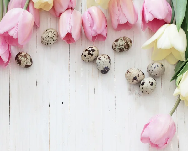 Tulipani e uova di Pasqua su sfondo di legno — Foto Stock