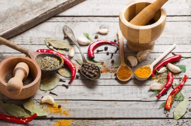 Ahşap arka plan üzerinde renkli baharat