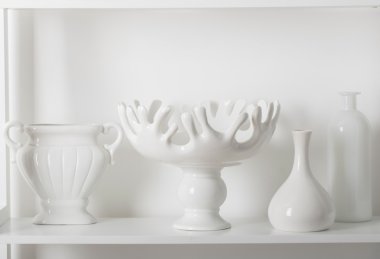 Beyaz ahşap raf vazolar
