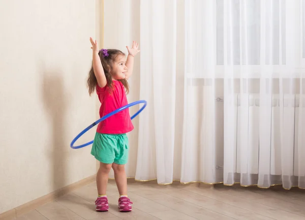 Sorridente ragazza con hula hoop a casa — Foto Stock