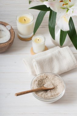 Beyaz ahşap zemin üzerine spa kompozisyonu