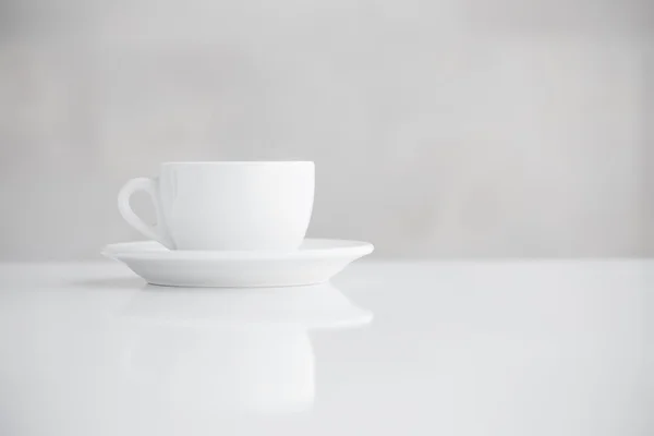 Taça na mesa branca — Fotografia de Stock