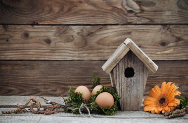 Ahşap zemin üzerine yumurtalı Paskalya dekorasyon