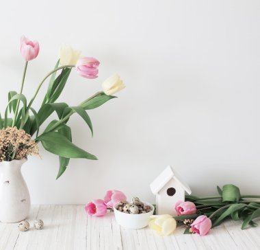 Beyaz arkaplanda Paskalya süslemeleri