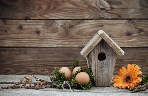 Ahşap zemin üzerine yumurtalı Paskalya dekorasyon