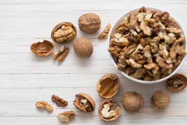 Beyaz ahşap zemin üzerinde ceviz