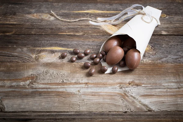 Cioccolato uova di Pasqua su sfondo di legno — Foto Stock