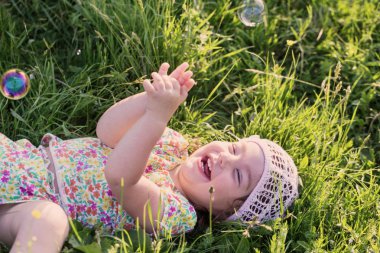 sabun köpüğü açık ile mutlu bir çocuk