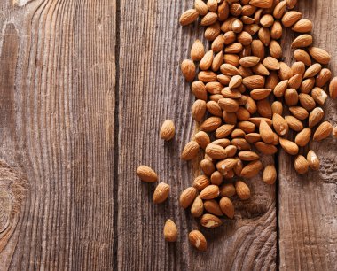 Ahşap zemin üzerindeki bademler