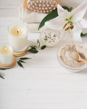 Beyaz ahşap zemin üzerine spa kompozisyonu