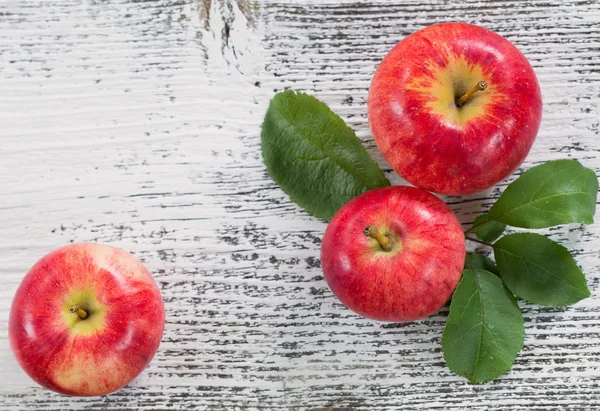 Äpfel auf Holzgrund — Stockfoto