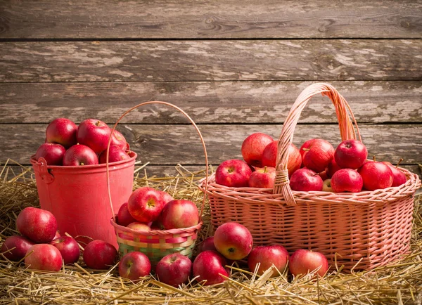 Mele rosse su sfondo di legno — Foto Stock