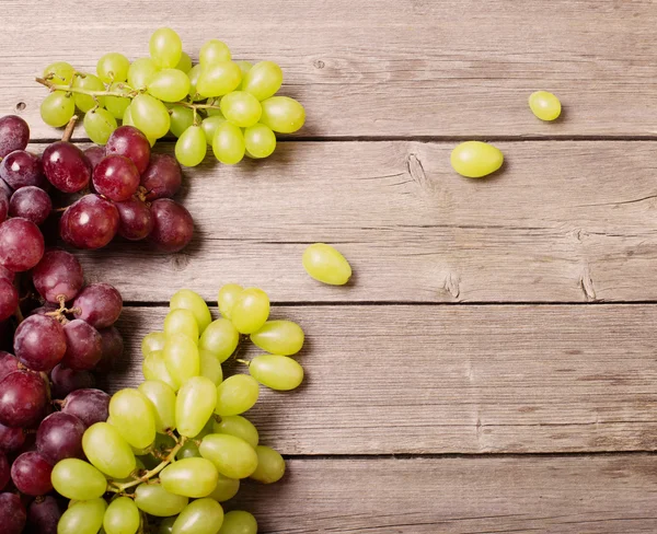 Uvas em uma mesa de madeira — Fotografia de Stock