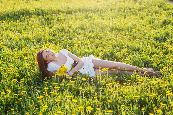 Jonge vrouw op een veld — Stockfoto