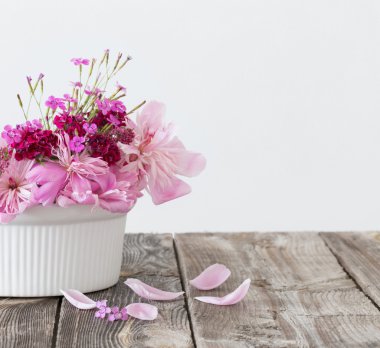 Beyaz arkaplanda çiçekler