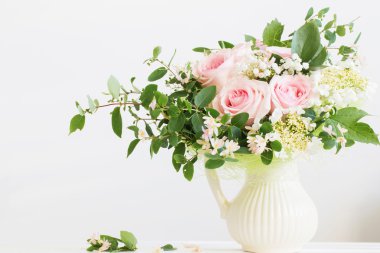 Beyaz arkaplanda bir buket gül