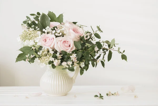 Strauß Rosen auf weißem Hintergrund — Stockfoto