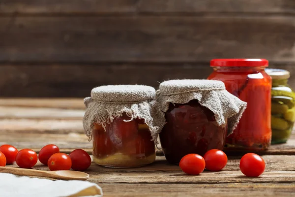 Tomates fraîches et sauce tomate — Photo