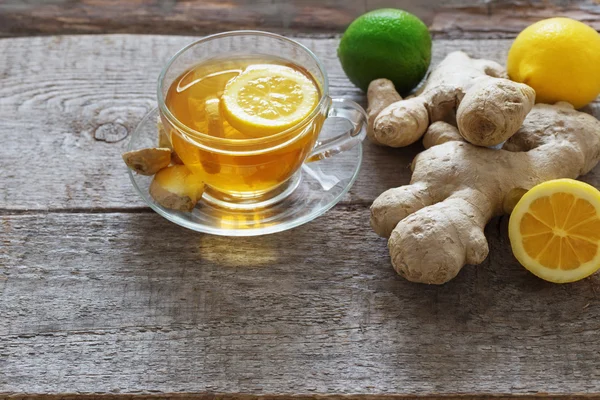 Taza de té de jengibre en una mesa de madera — Foto de Stock