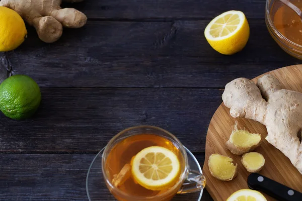 Xícara de chá de gengibre com limão — Fotografia de Stock