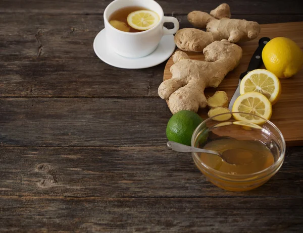 Imbir herbatę z cytryną i miodem na drewniane tła — Zdjęcie stockowe