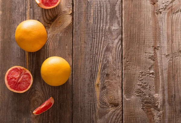 Set van gesneden citrusvruchten over houten achtergrond — Stockfoto