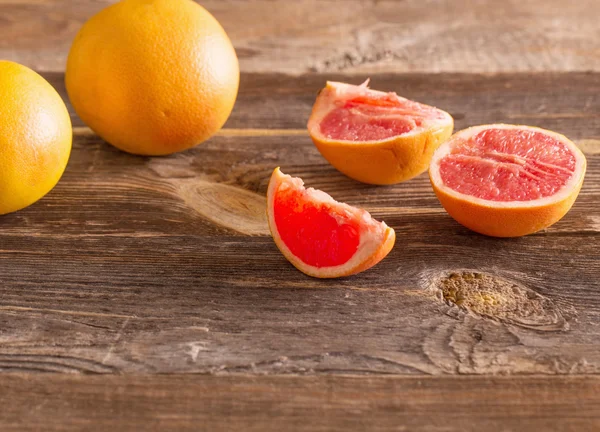 Set van gesneden citrusvruchten over houten achtergrond — Stockfoto