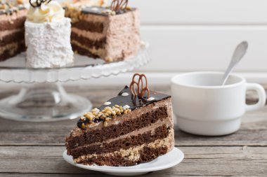 fincan kahve ve kek üzerine eski ahşap masa