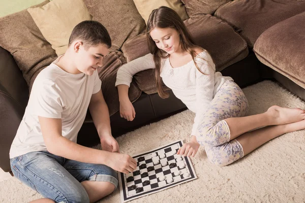Kinder mit Checkern zu Hause — Stockfoto