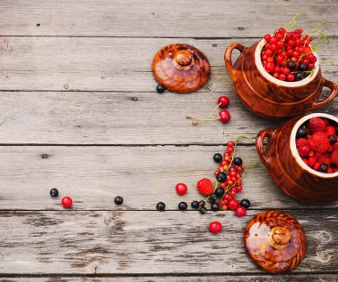 Ahşap arka planda böğürtlenler